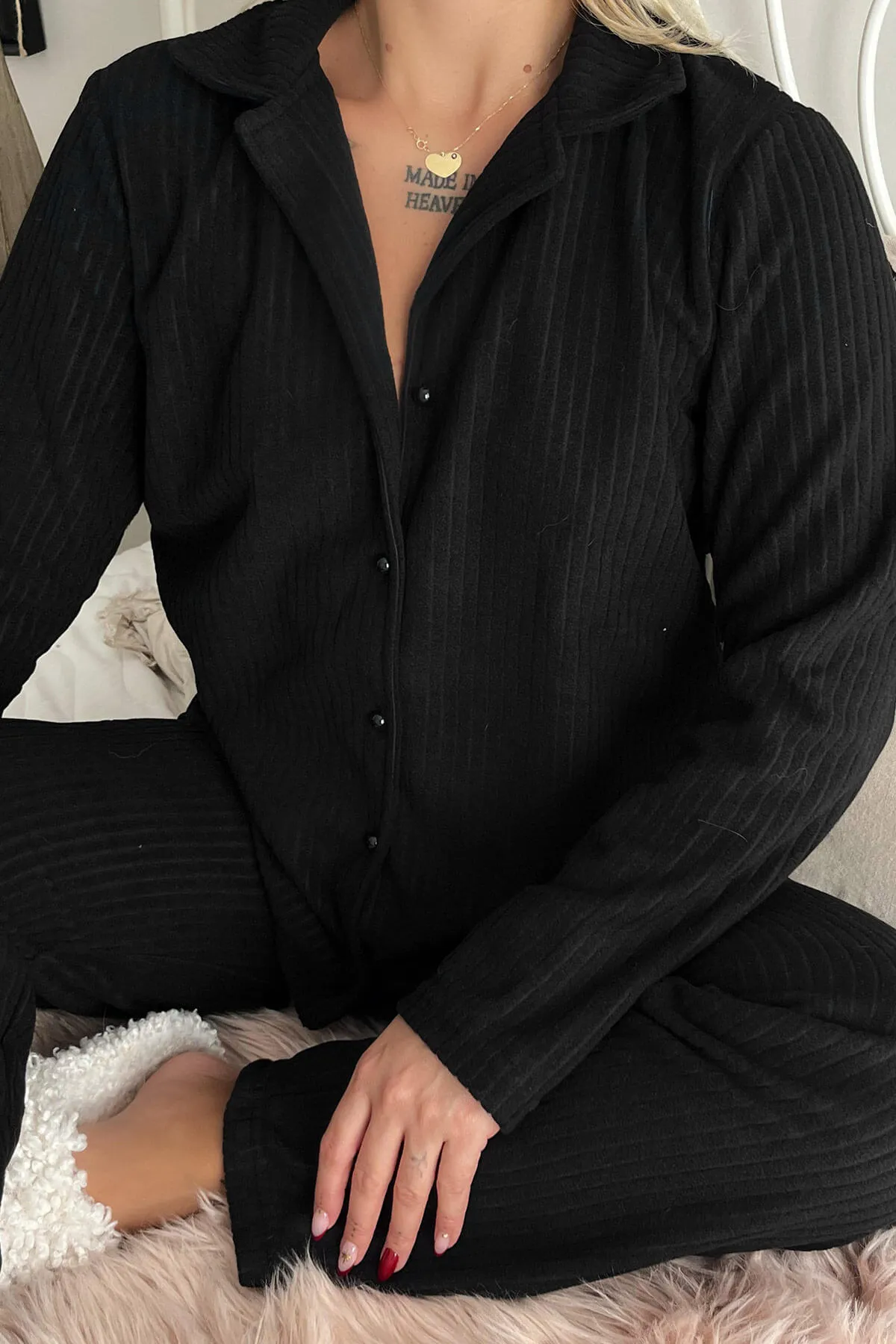 Pijamaevi  Schwarzes, einfarbiges Pyjama-Set aus Plüsch-Fleece mit Knöpfen vorne