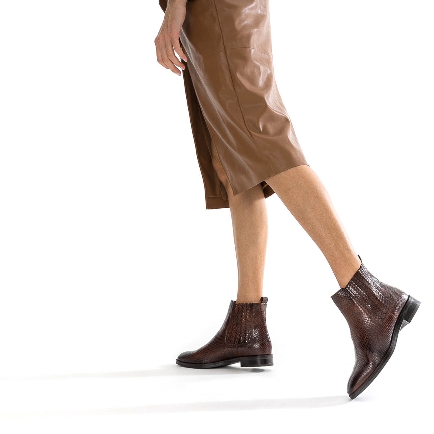 Boots marron en cuir embossé éco-conçu