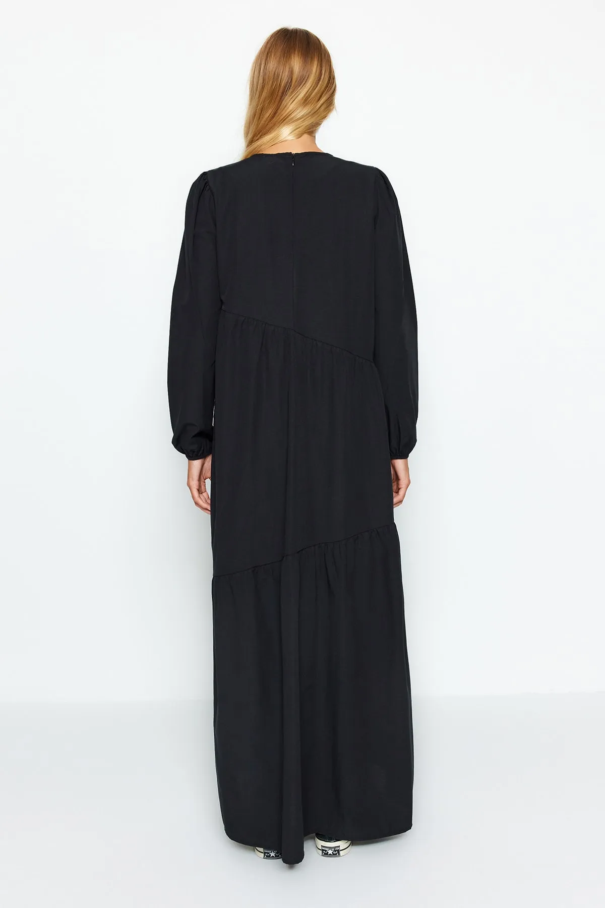 Trendyol Modest  Schwarzes, gewebtes Baumwollkleid mit weiter Passform und Raffung TCTSS21EL3470