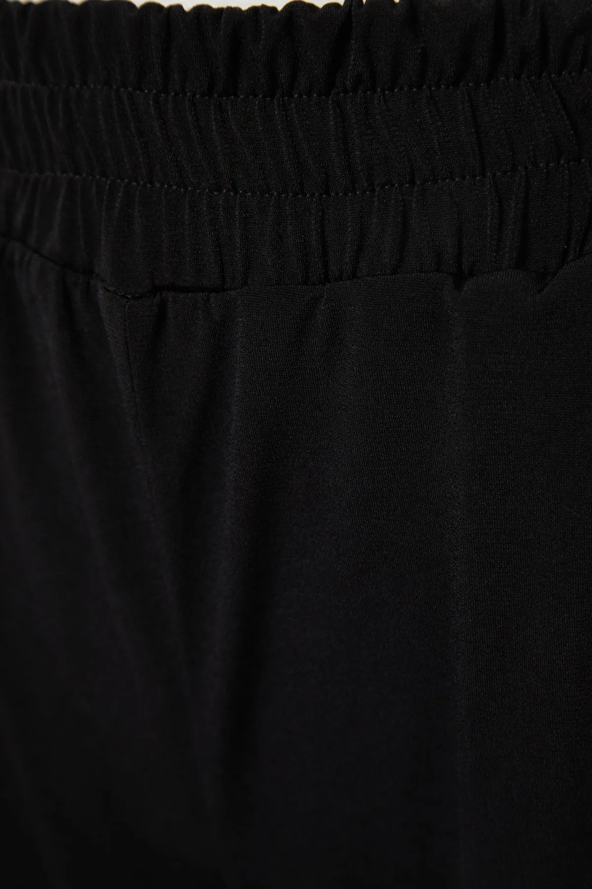Trendyol Collection  Schwarze, weit geschnittene, locker geschnittene, dehnbare Strickhose mit hoher Taille TWOSS23PL00129