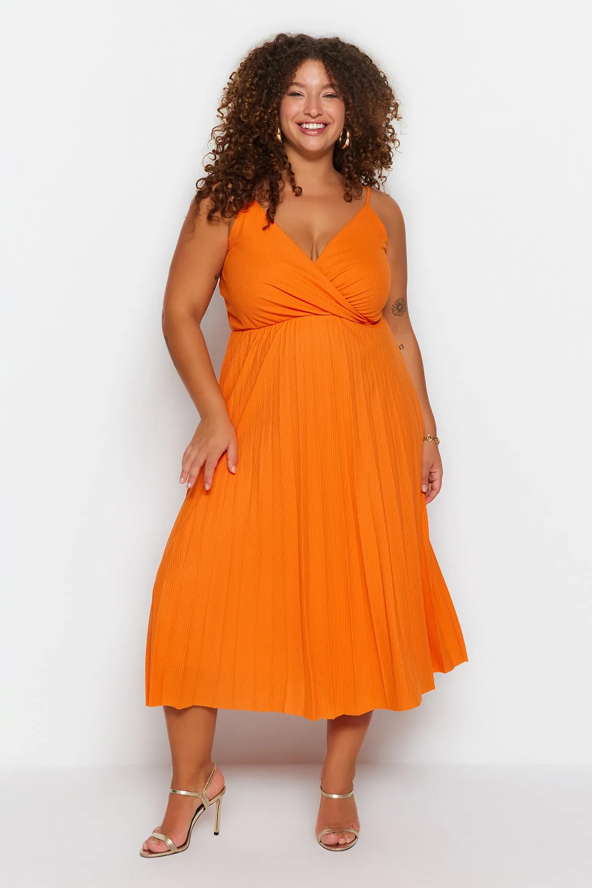 Trendyol Curve  Orangefarbenes zweireihiges Strickkleid mit Kragen und Trägern TBSSS22EL1565