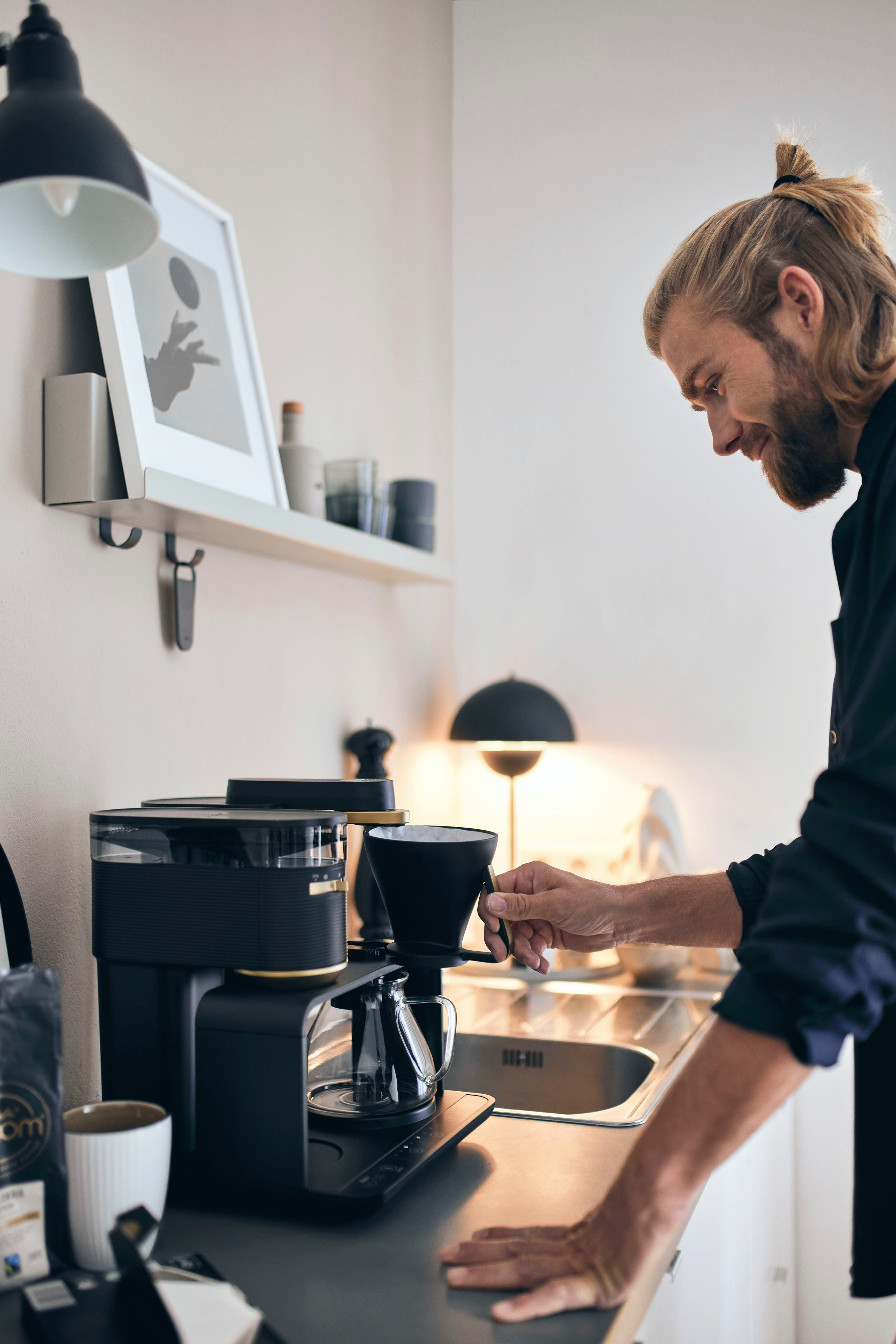 Melitta Kaffeemaschine mit Mahlwerk EPOS® 1024-04, 1l Kaffeekanne, Papierfilter 1x4, Schwarz/Gold, 360°rotierender Wasserauslauf