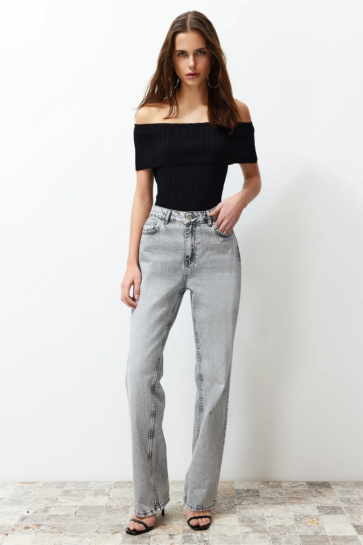 Trendyol Collection  Graue Jeans mit niedriger Taille und weitem Bein TWOSS24JE00033