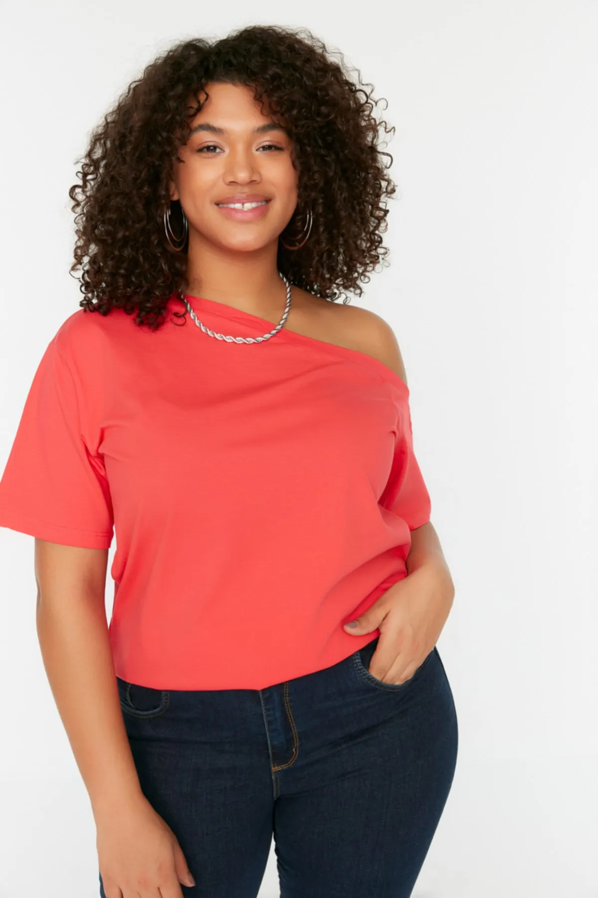 Trendyol Curve  Korallenrote, schulterfreie, detaillierte Strickbluse TBSSS22AF0052