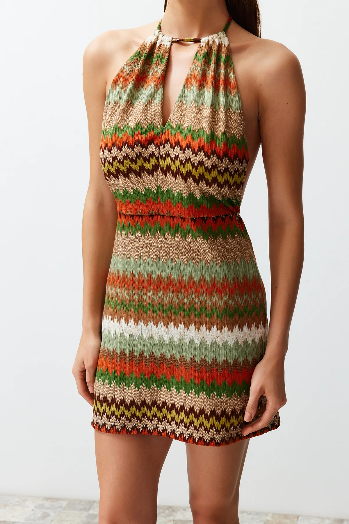 Trendyol Collection  Geometrisch gemustertes Mini-Strandkleid mit Cut-Outs/Fensterstrick-Look TBESS24EL00000