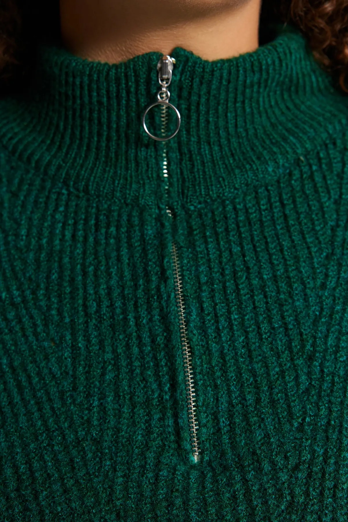 Trendyol Curve  Grüner Strickpullover mit Reißverschluss TBBAW24AN00054