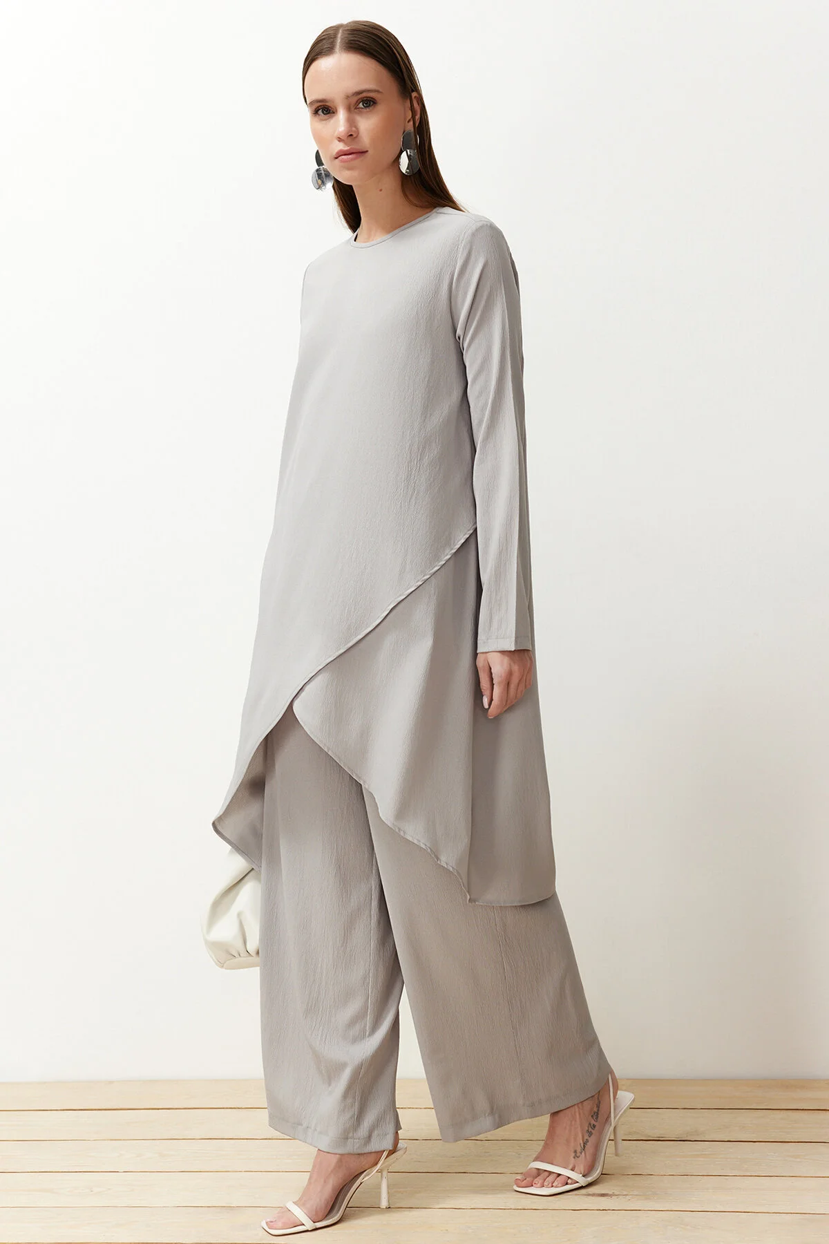 Trendyol Modest  Graues asymmetrisches gewebtes Tunika-Hosen-Oberteil- und Unterteil-Set TCTSS24US00074