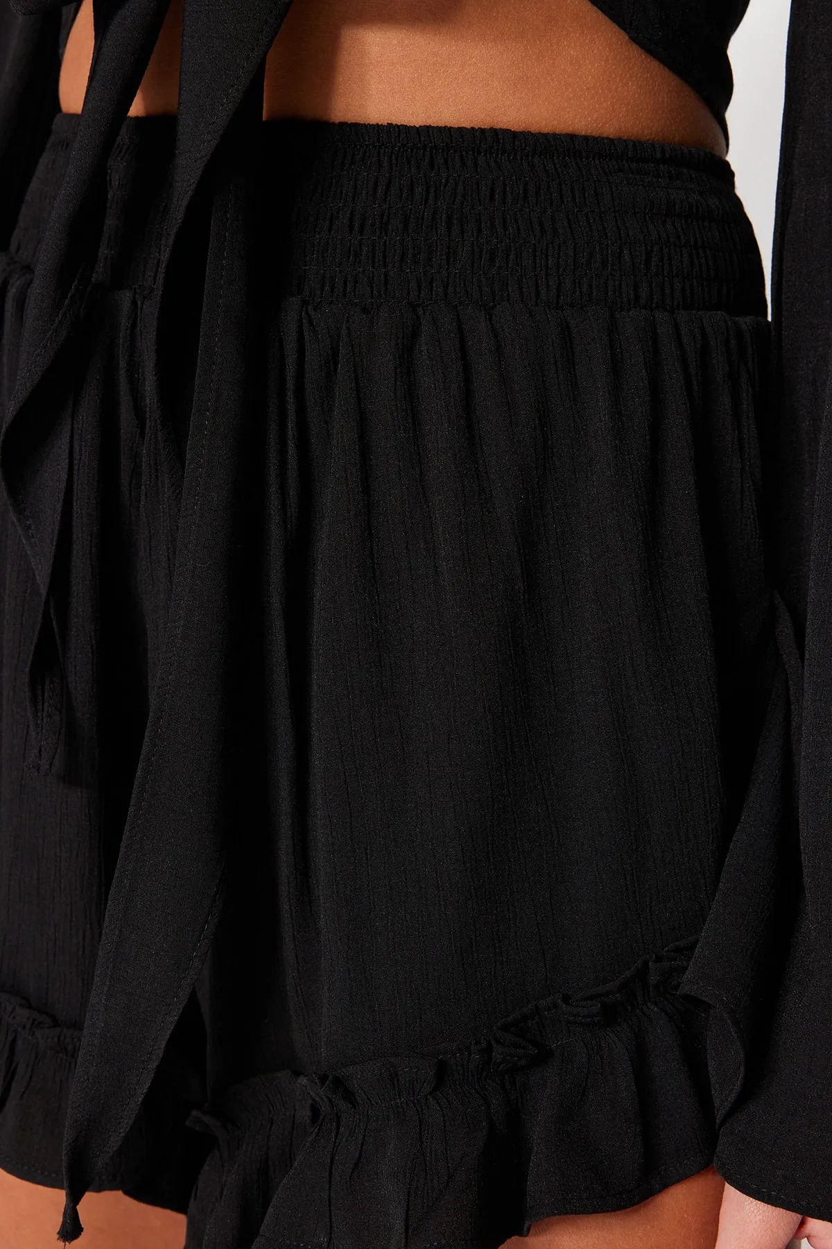 Trendyol Collection  Schwarzes Set aus gewebter Rüschenbluse und Shorts TBESS23AU00027