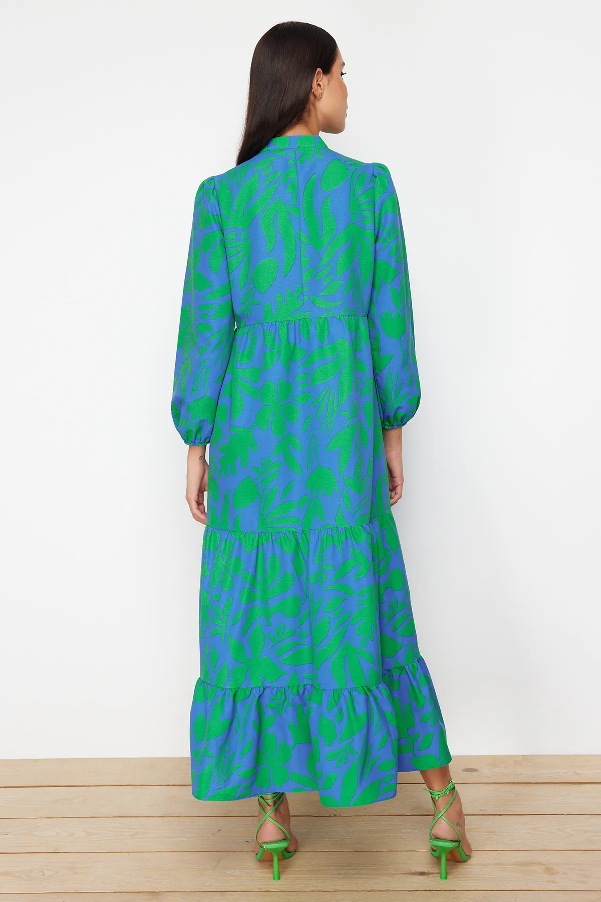 Trendyol Modest  Blaues gemustertes Kleid aus gewebter Baumwolle mit halber Knopfleiste und weiter Passform TCTSS23EB00222