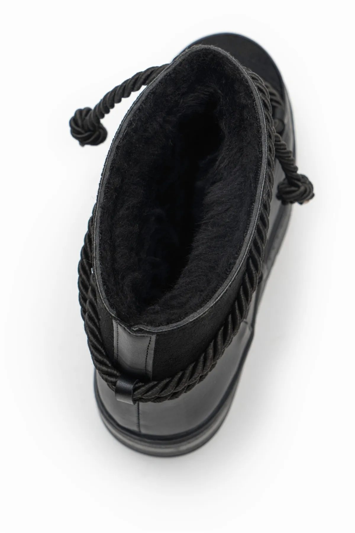 NİŞANTAŞI SHOES  Wollige Damenstiefel aus schwarzem Wildleder mit Seildetail und Lammfell und flacher Sohle