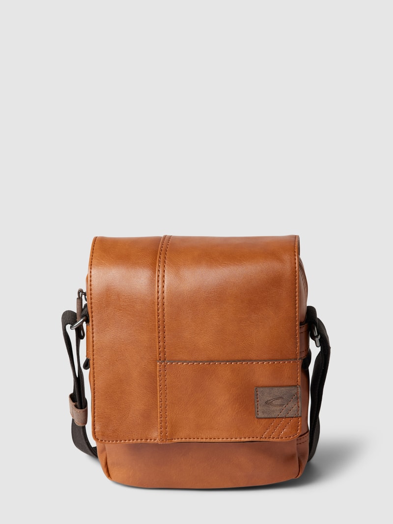 Umhängetasche mit Label-Patch in cognac