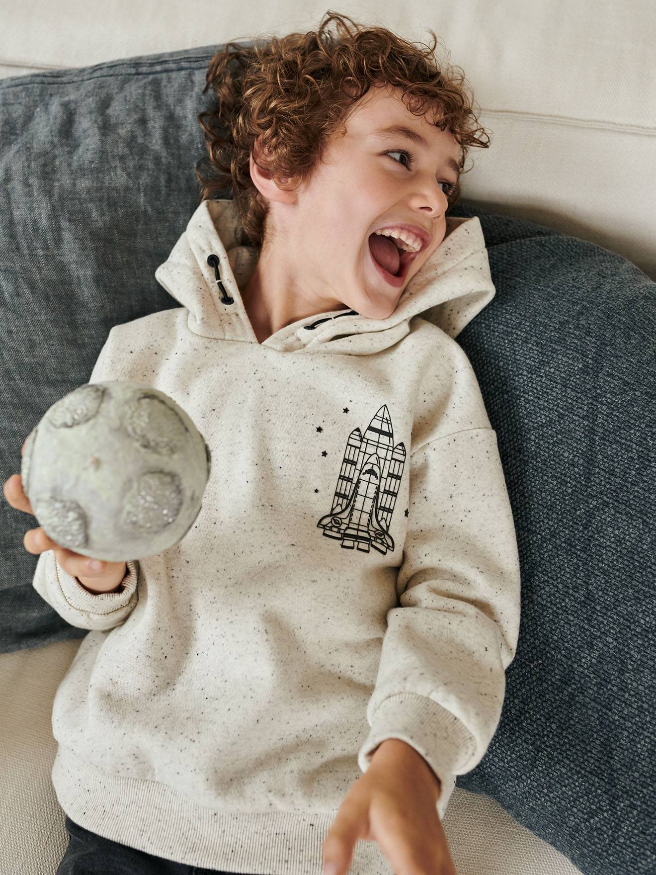 Sweat à capuche motif navette spaciale garçon en molleton effet moucheté ecru