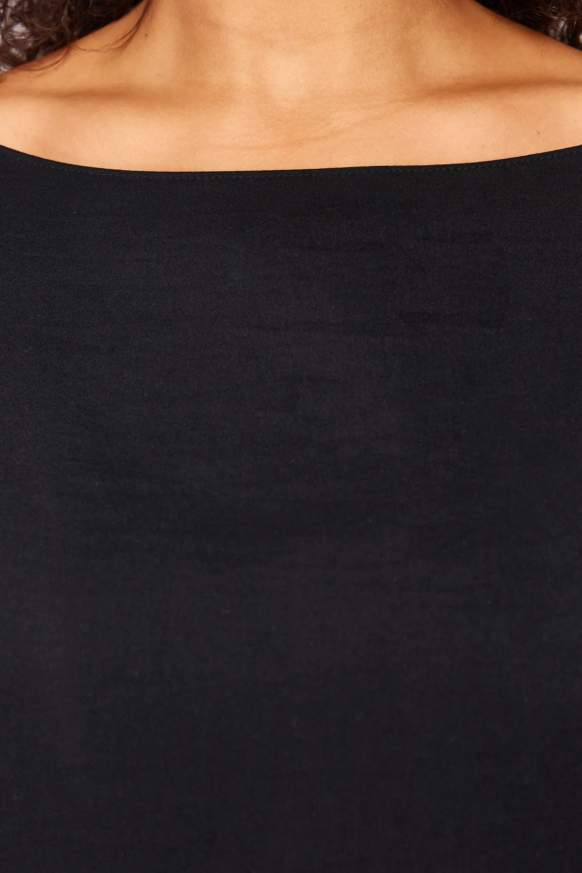Trendyol Curve  Schwarze gewebte Bluse mit U-Boot-Ausschnitt TBBSS24AF00038