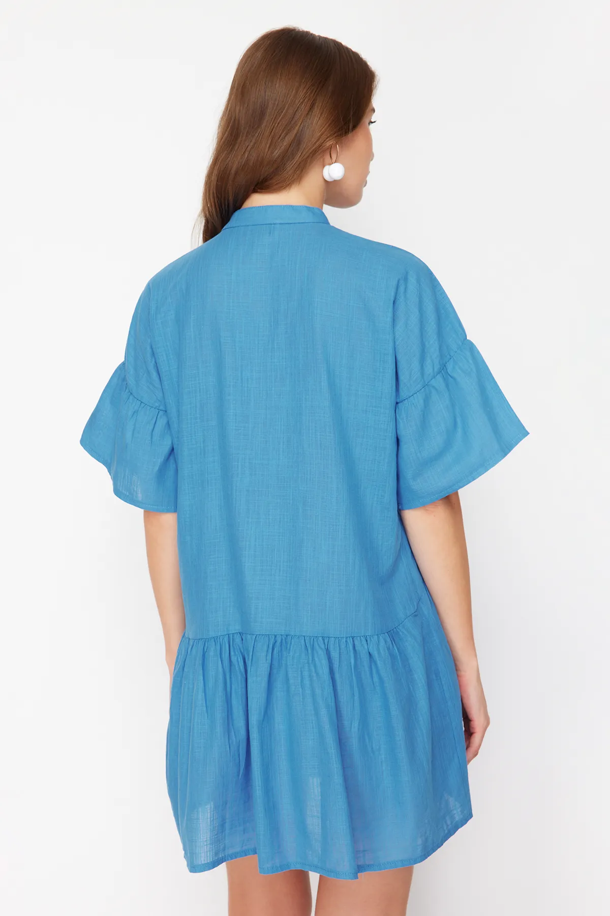 Trendyol Collection  Saks Wide Fit Mini-Strandkleid mit gewebten Rüschen TBESS20EL0873