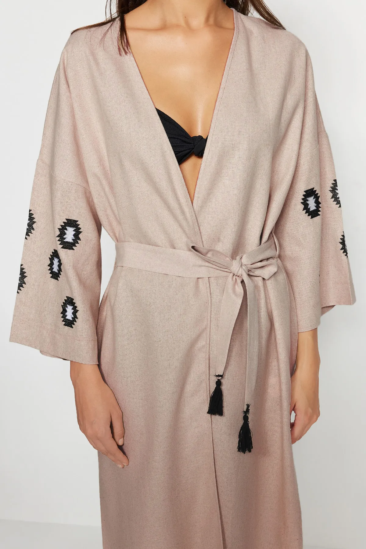 Trendyol Collection  Beigefarbener, gewebter, bestickter Maxi-Kimono und Kaftan aus Leinenmischung aus 100 % Baumwolle mit Gürtel TBESS21KM0175