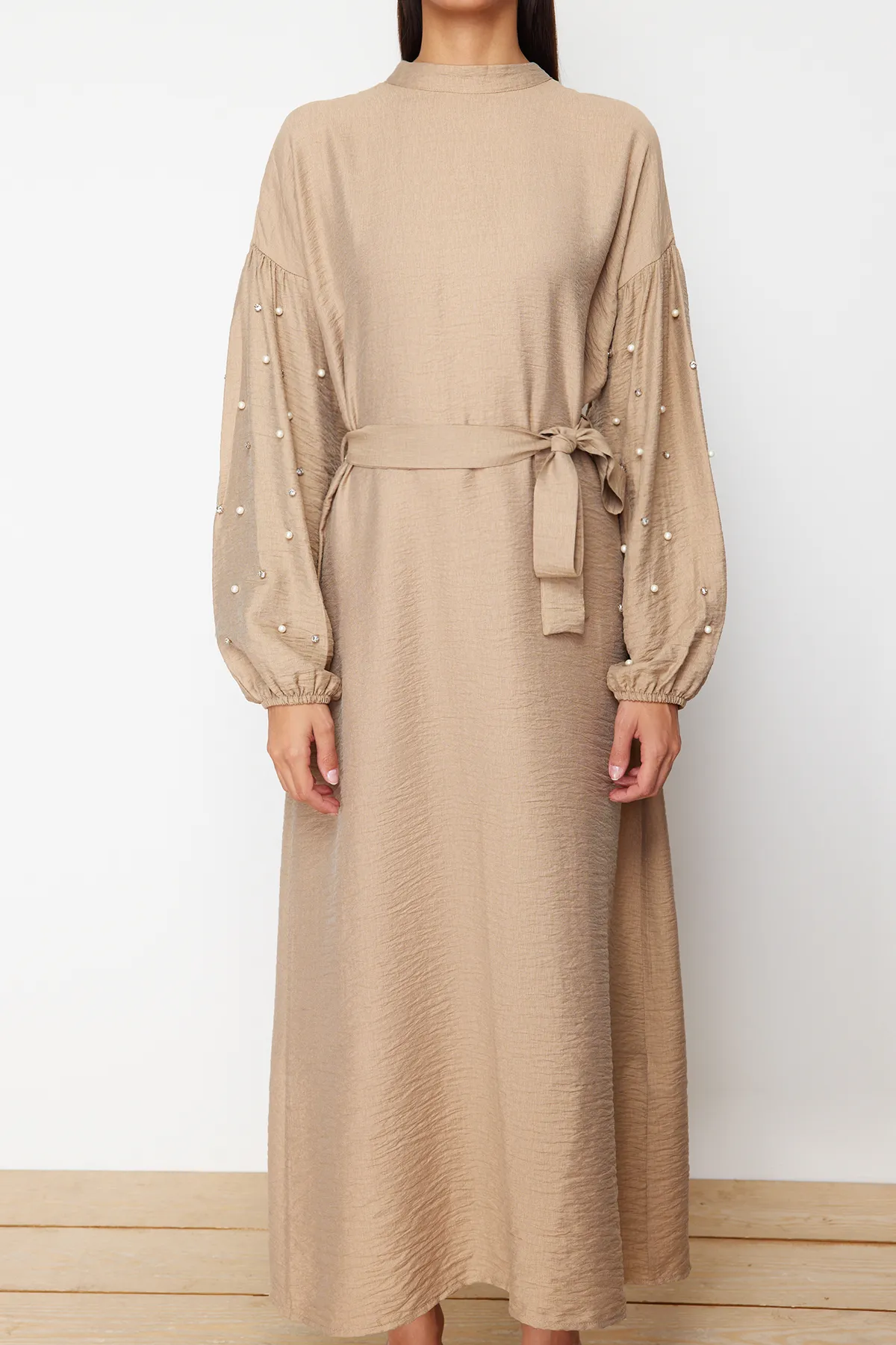 Trendyol Modest  Beiges gewebtes Kleid mit Gürtel, Perlen- und Steindetails TCTSS23EB00148