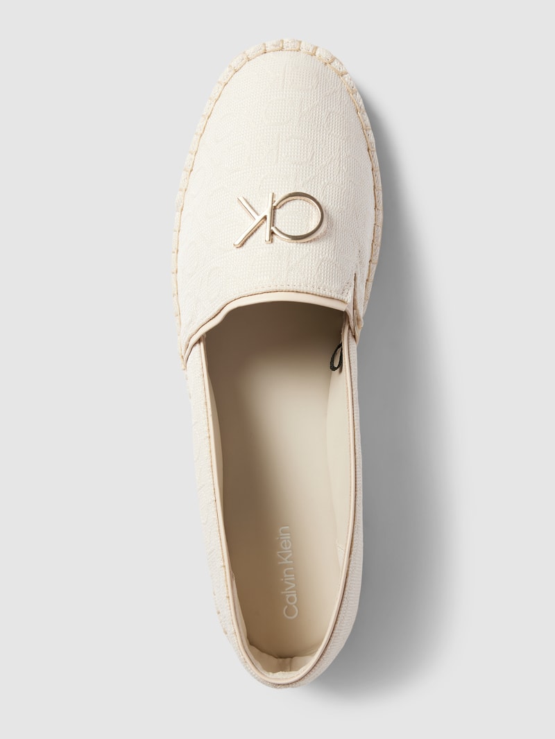 Espadrilles mit Label-Applikation in ecru