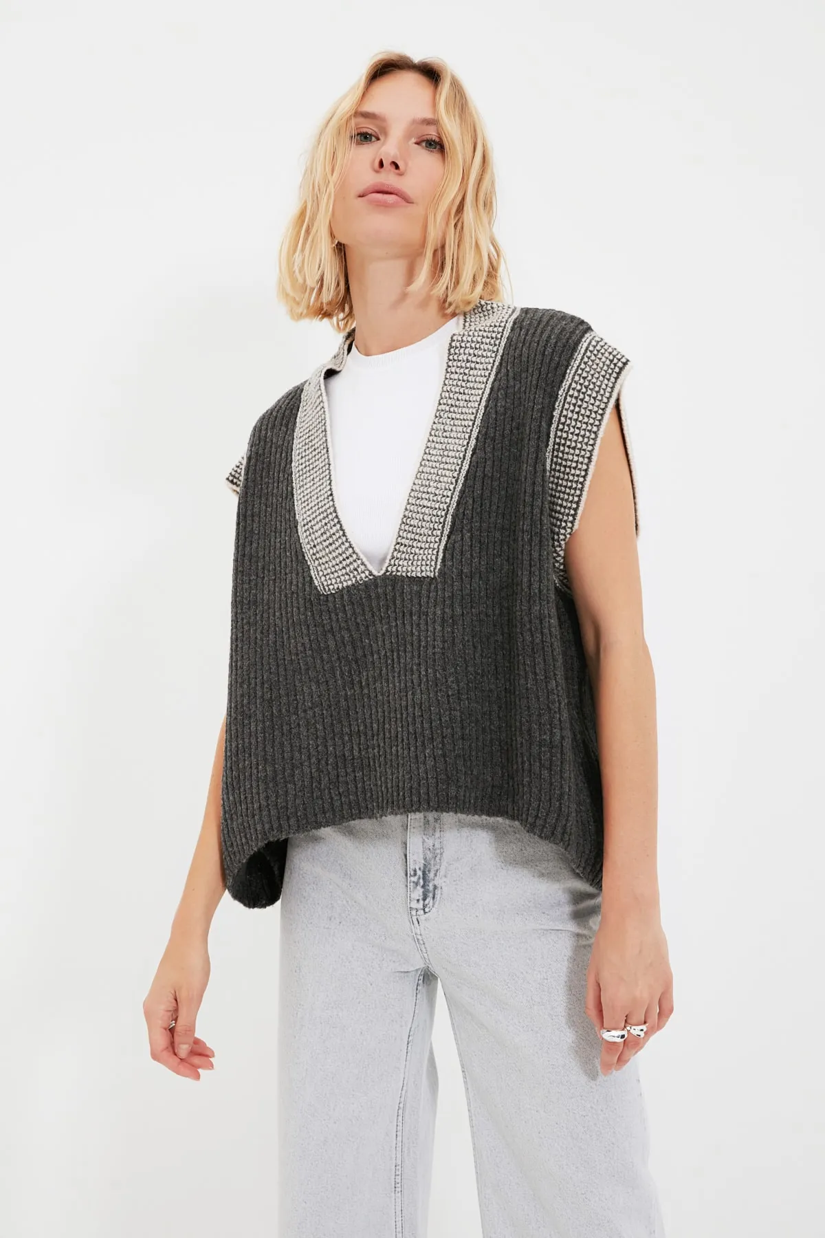Trendyol Collection  Anthrazitfarbener, weicher, strukturierter Strickpullover im Colour-Block-Design mit weiter Passform TWOAW21BZ0014