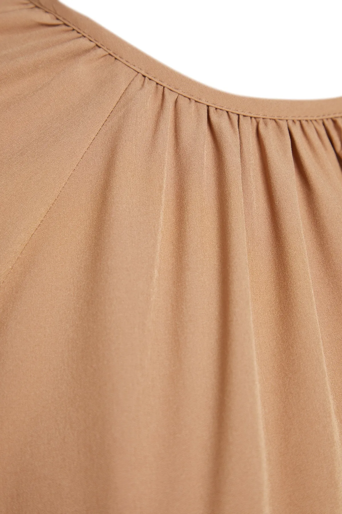 Trendyol Modest  Kamelfarbenes, gewebtes Kleid aus Fallschirmstoff mit Gürtel und Raffung in weiter Passform TCTSS23EB00253