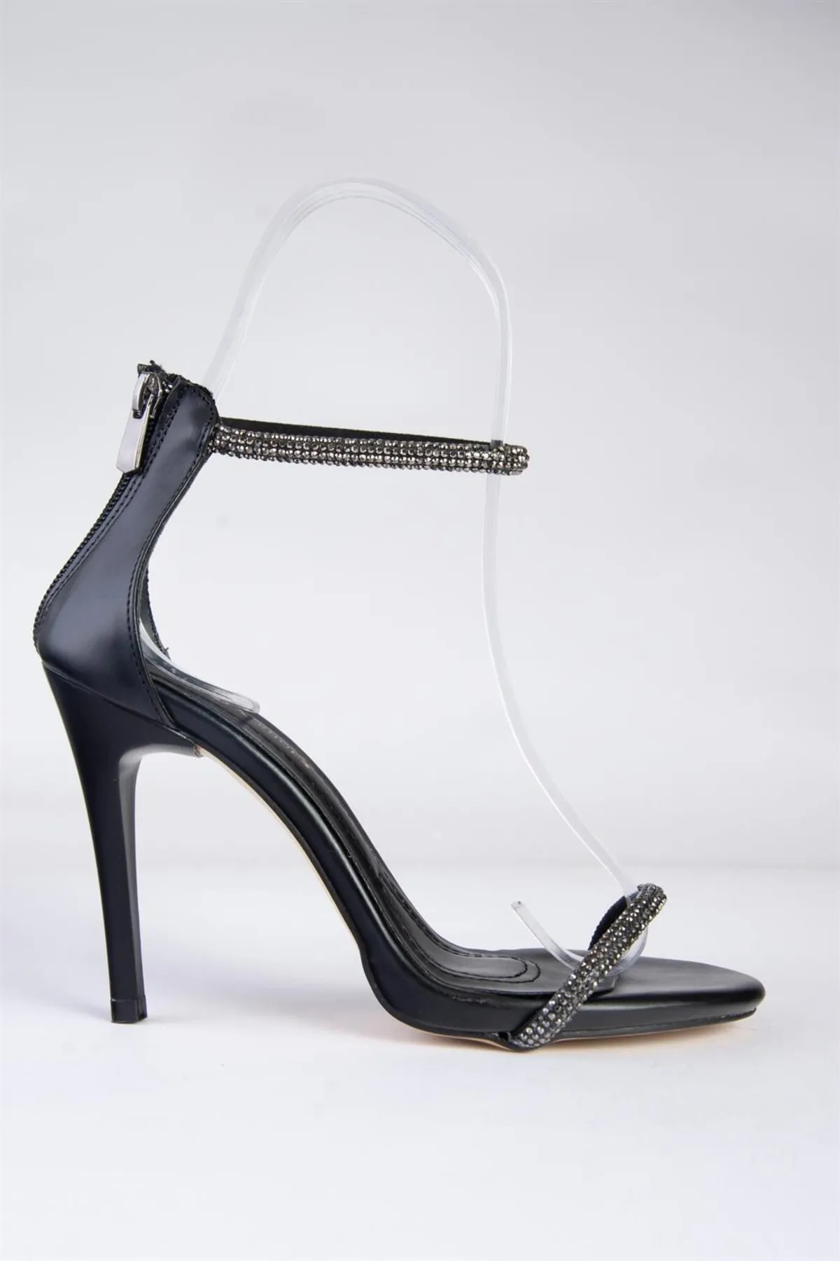 Fox Shoes  Schwarze Single-Band-Stein-Abendschuhe für Damen M251800009
