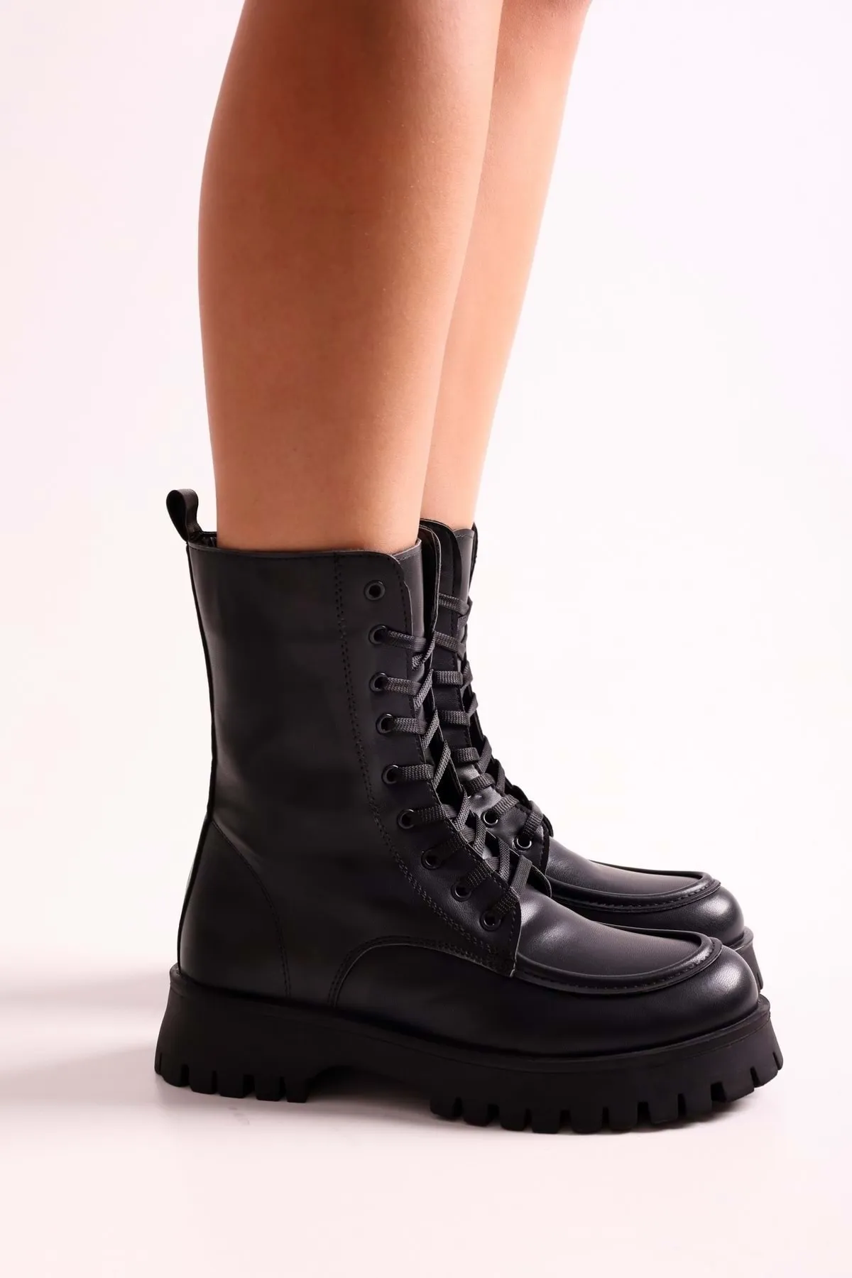Shoeberry  Damen Colette Schwarze Stiefel Schwarze Haut