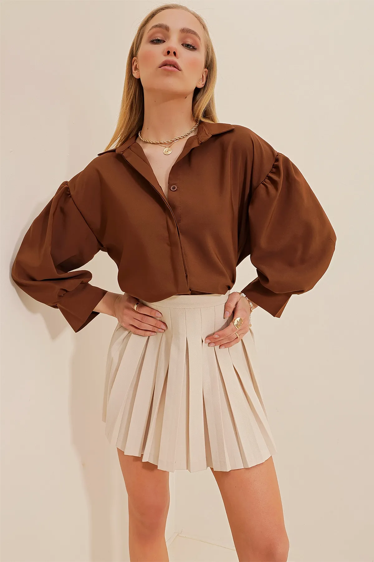 Trend Alaçatı Stili  Braunes Basic-Popeline-Hemd mit Ballonärmeln und versteckter Knopfleiste für Damen ALC-X9654