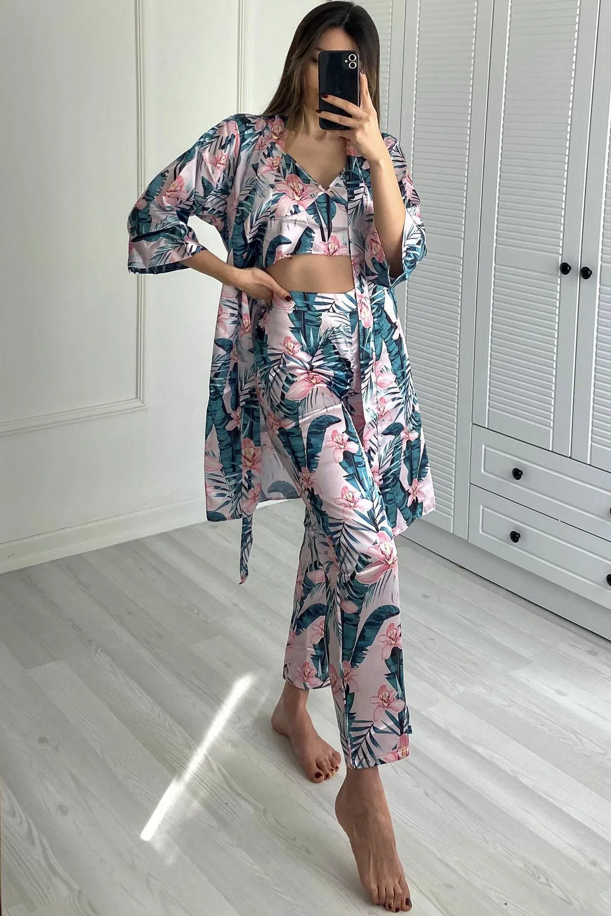 C&City  045 Gemustertes 3-teiliges Satin-Pyjama-Set für Damen Ecru/Grün