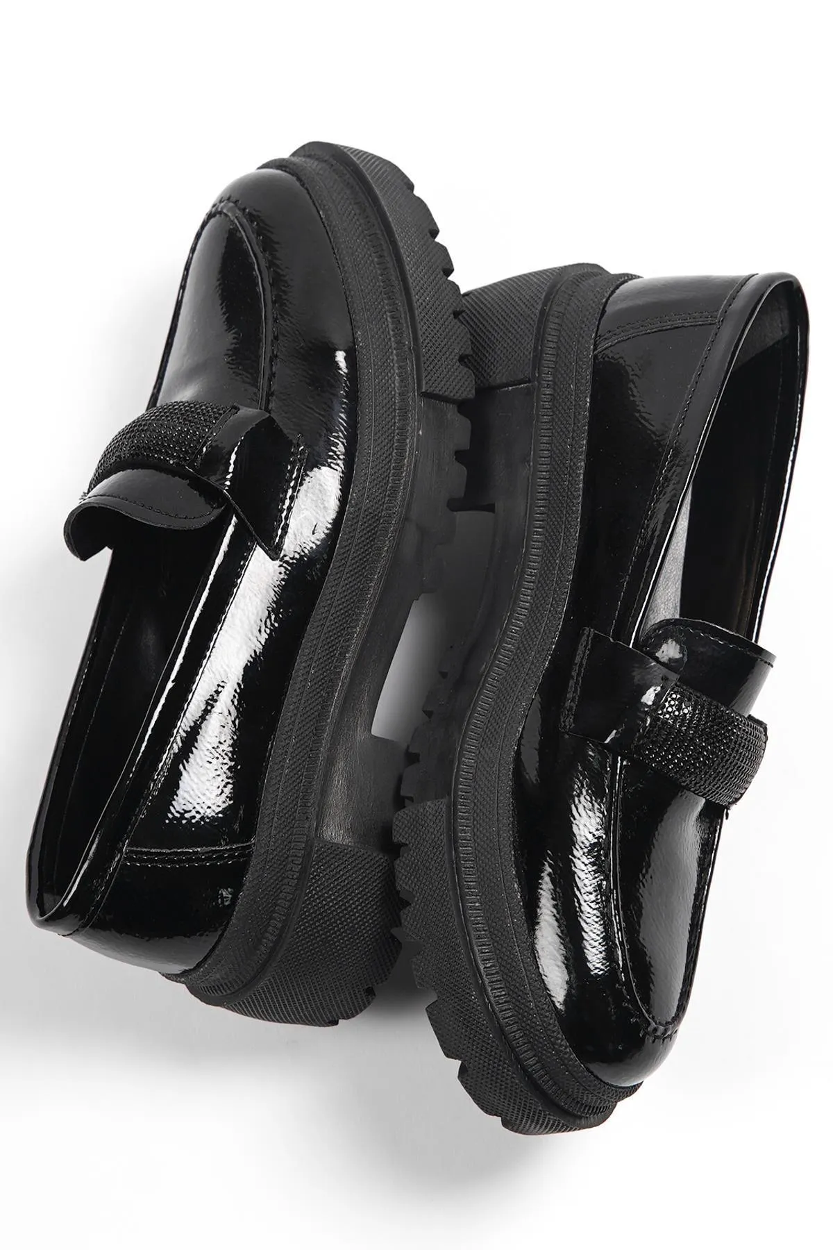 Capone Outfitters  Capone Damen-Loafer mit ovaler Zehenpartie, Steinschnalle und Trac-Sohle, faltiges Lackleder in Schwarz