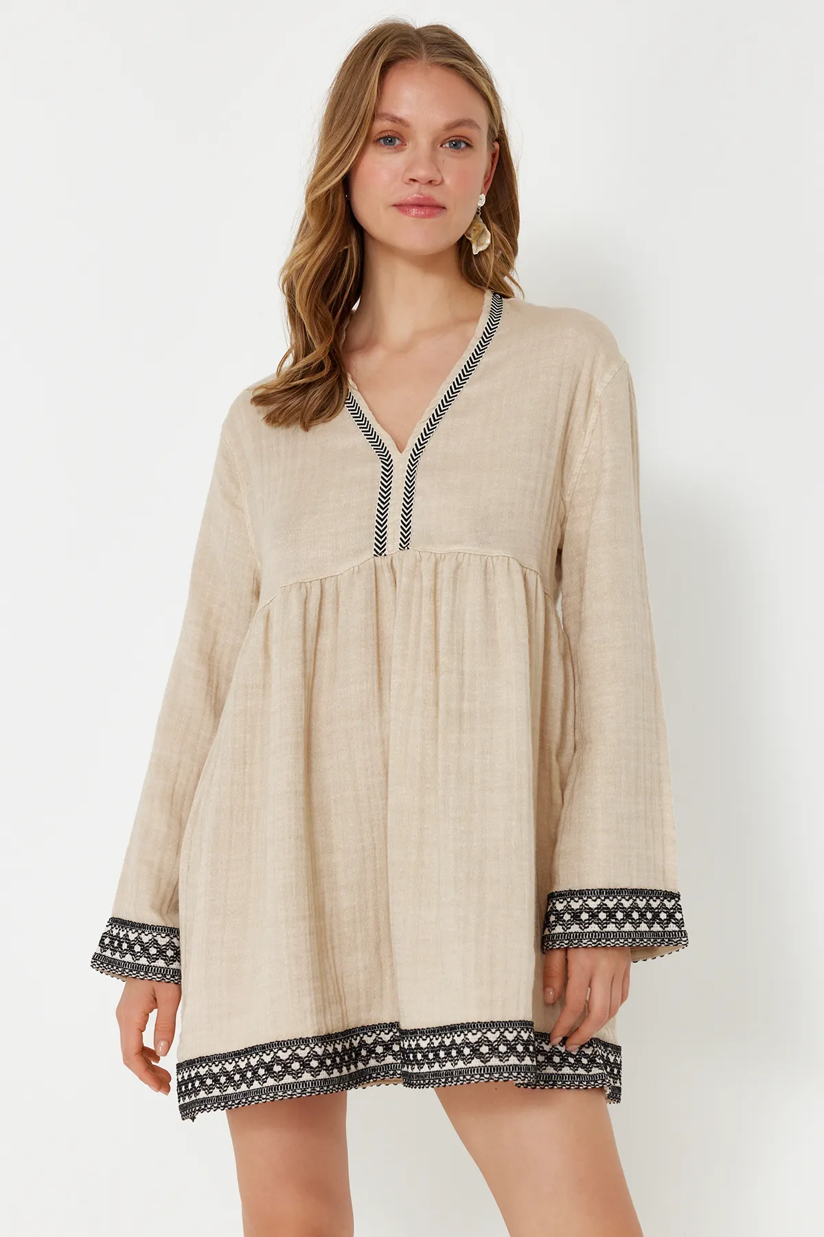 Trendyol Collection  Beiges, weit geschnittenes Mini-Strandkleid aus Musselin mit gewebten Streifen und Zubehör TBESS24EL00117