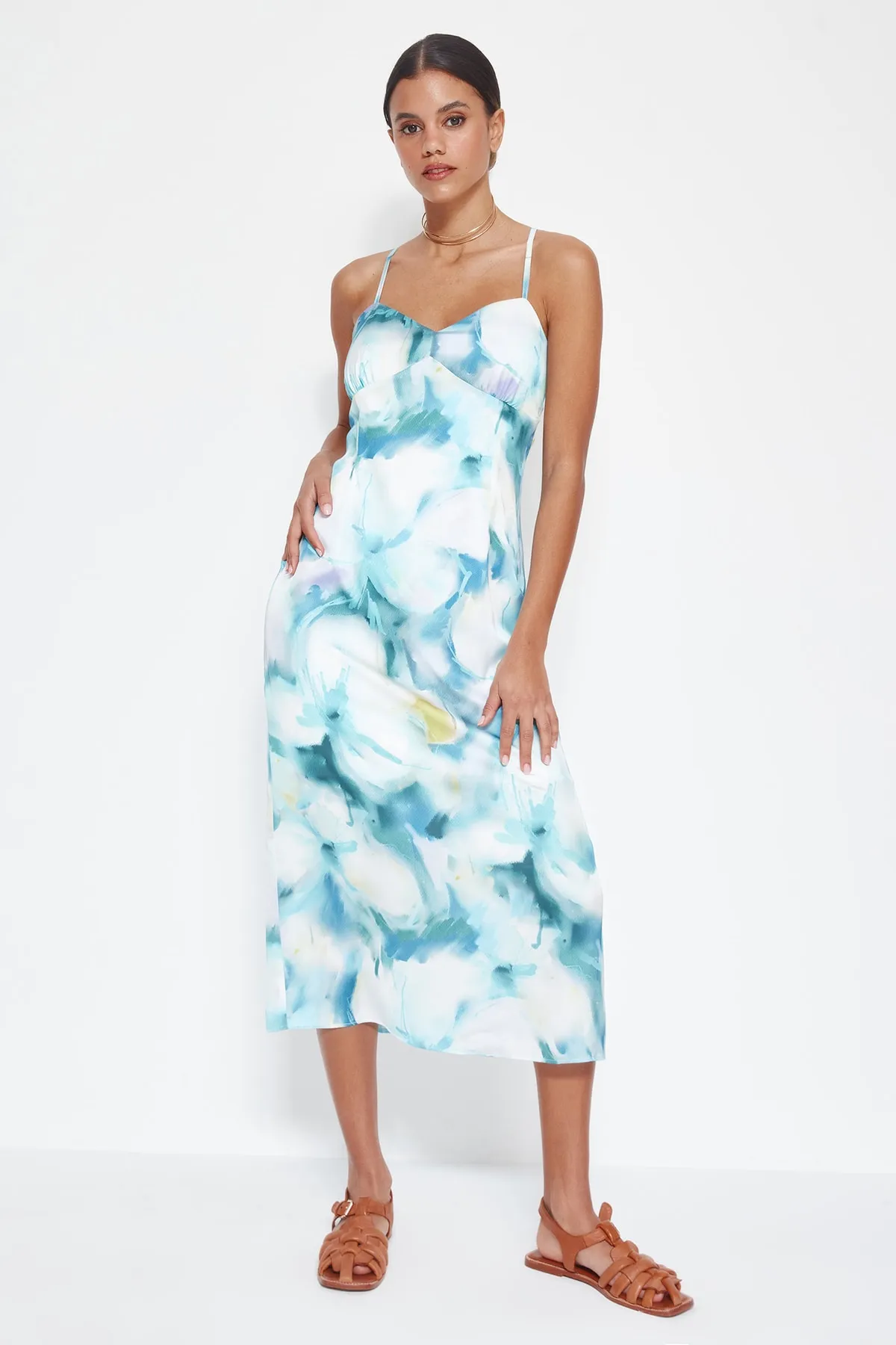 Trendyol Collection  Blaues Midikleid aus gewebtem Satin mit gewebten Trägern TWOSS23EL00023