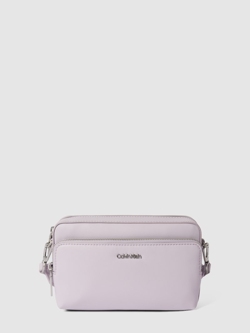 Umhängetasche mit Label-Applikation Modell 'CAMERA BAG' in flieder