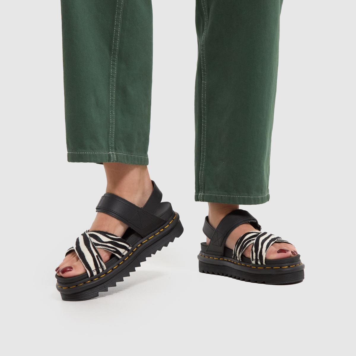 Dr. Martens Voss szandál fekete és fehér színben