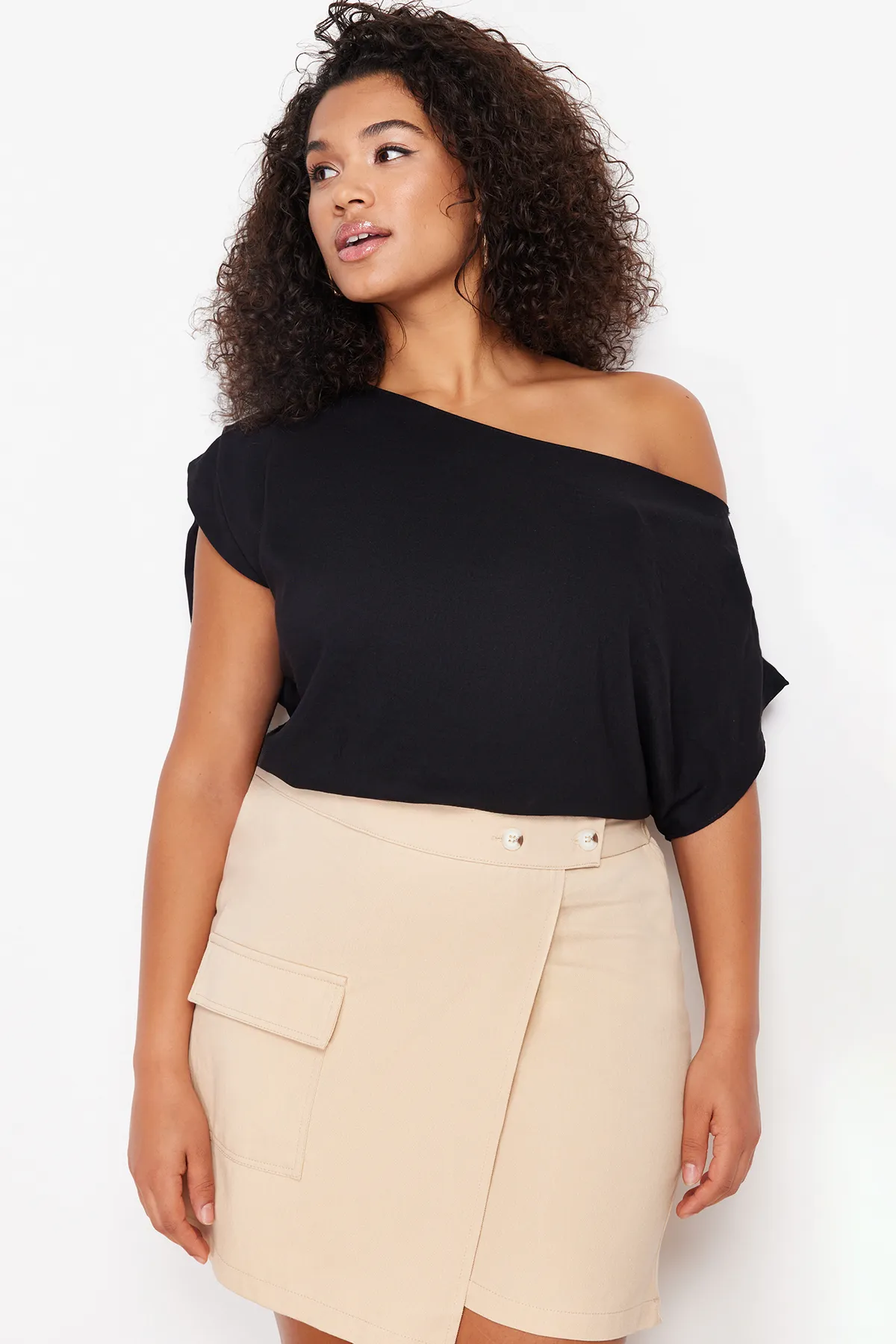 Trendyol Curve  Schwarze gewebte Bluse mit U-Boot-Ausschnitt TBBSS24AF00038