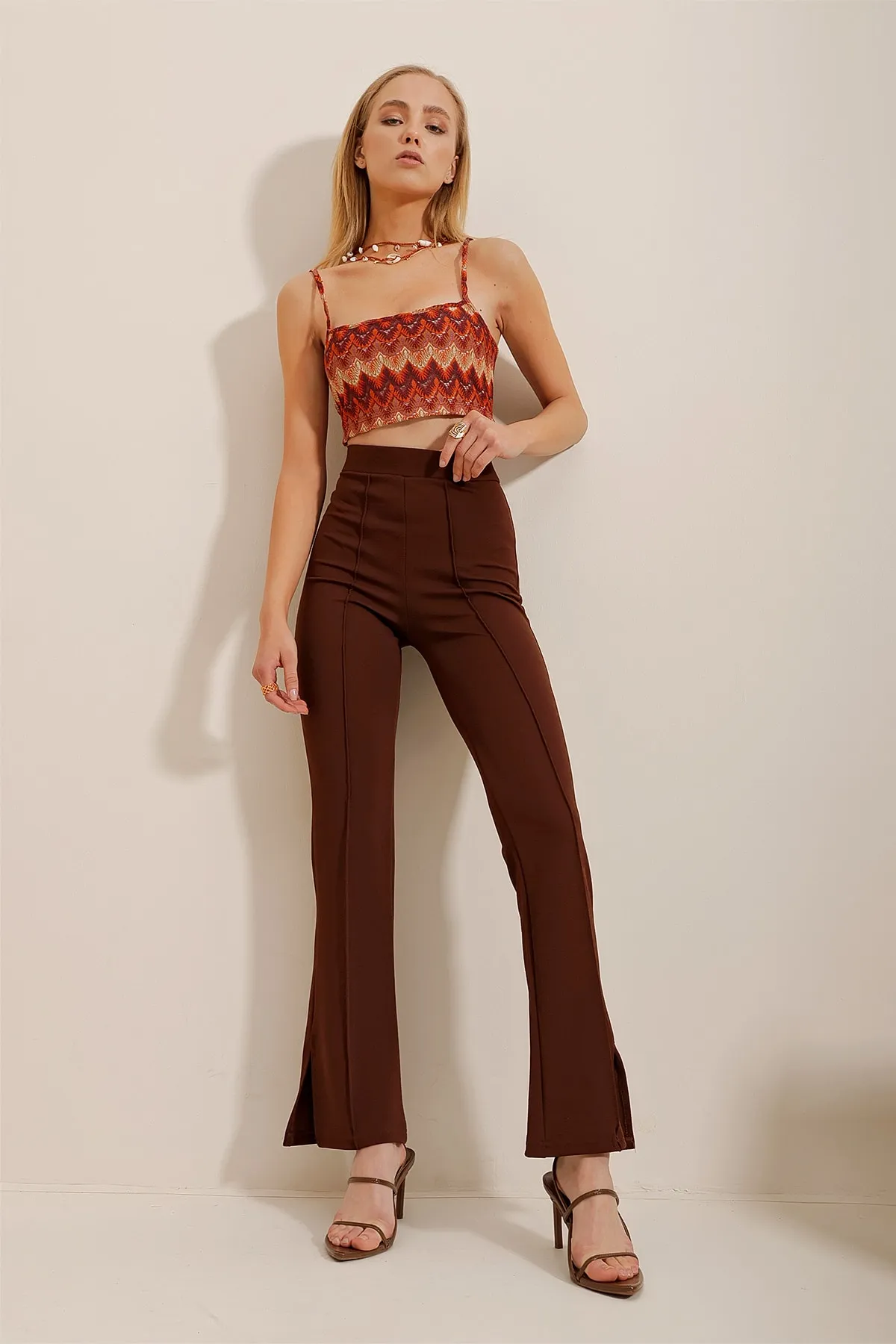 Trend Alaçatı Stili  Braune Lycra-Hose mit hohem Bund und Schlitz vorne für Damen ALC-X10346
