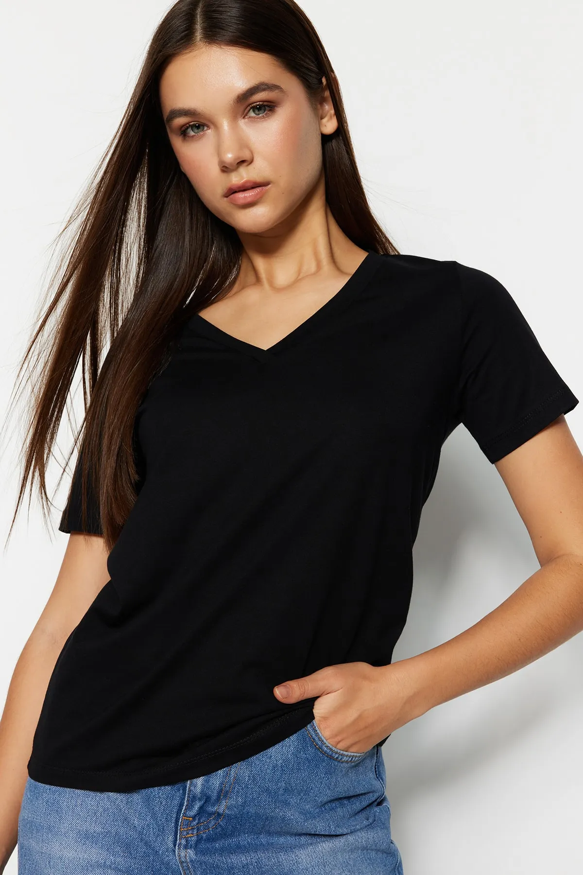 Trendyol Collection  Schwarzes Basic-Strick-T-Shirt mit V-Ausschnitt aus 100 % Baumwolle TWOSS23TS00001