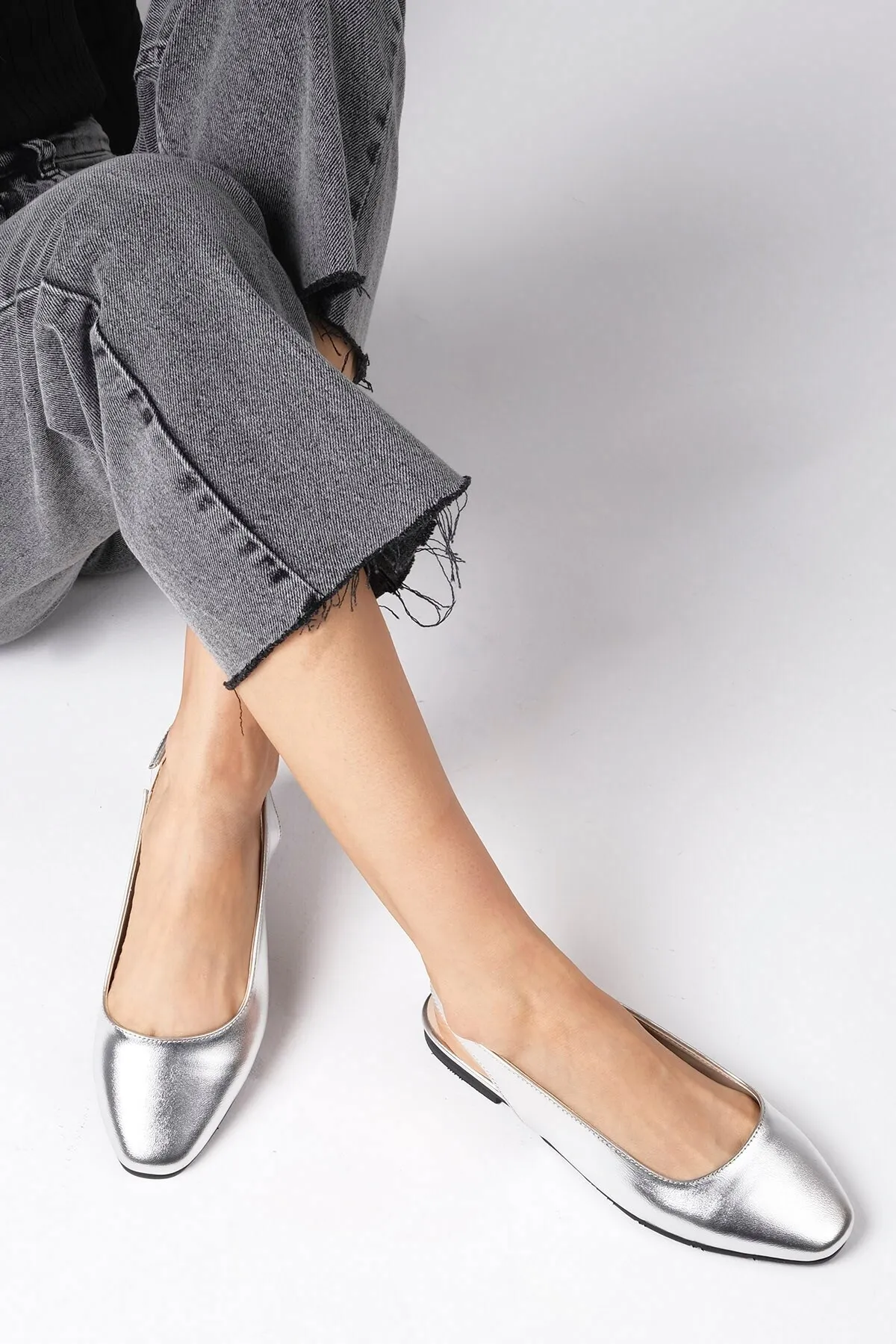 Mio Gusto  Flache Ballerina-Schuhe von Ally in silberner Farbe mit offenem Rücken für Damen