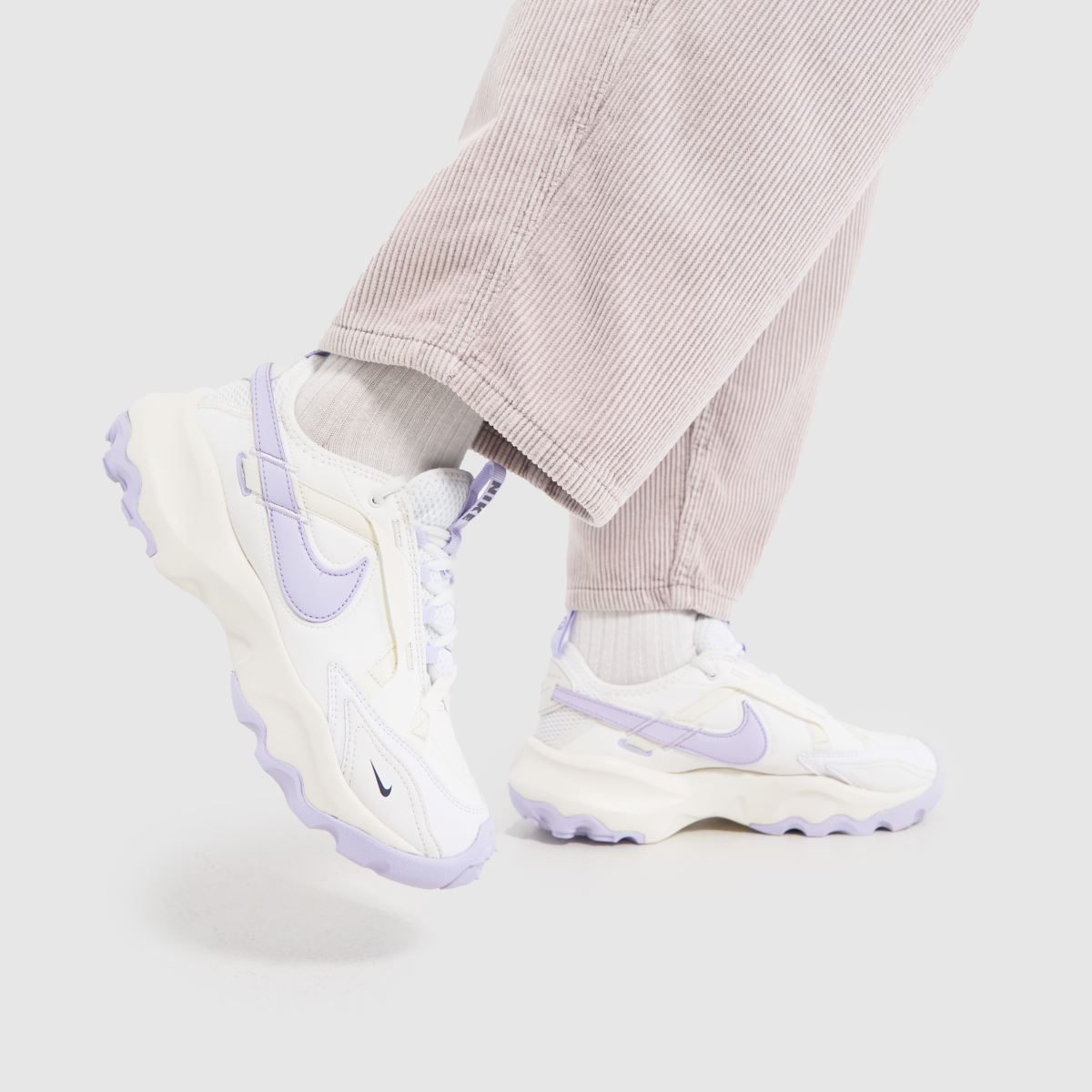 Nike tc 7900 premium träningsskor i vitt och lila