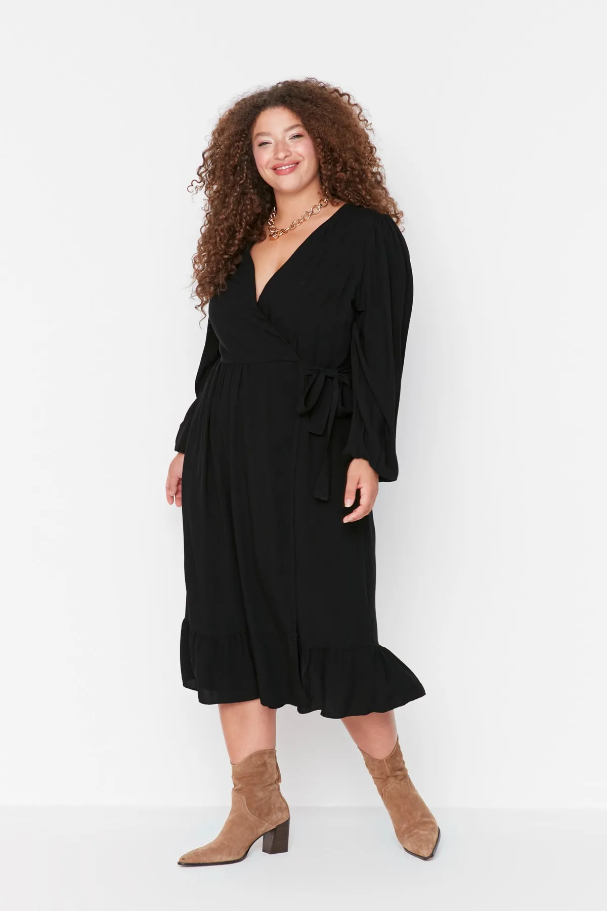 Trendyol Curve  Schwarzes, zweireihiges Midi-Webkleid in Übergröße mit Kragen und A-Linie TBBAW23AH00104