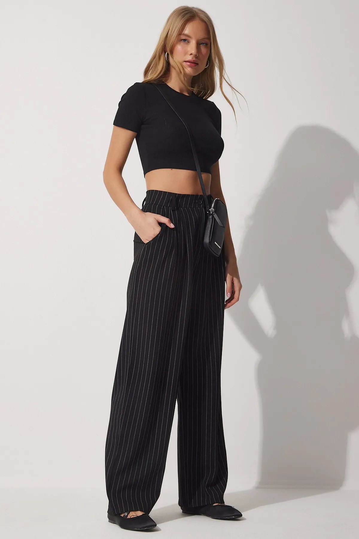Happiness İstanbul  Schwarze, dünn gestreifte Darts-Hose mit weitem Bein für Damen HF00416