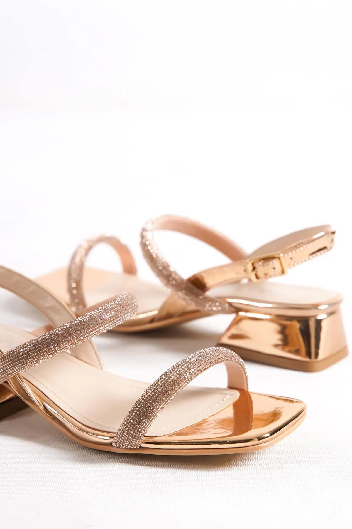 Capone Outfitters  Capone Blunt Toe Stone Double Thick Strap Short Heel Mirror Fabric Rose Damen-Sandalen