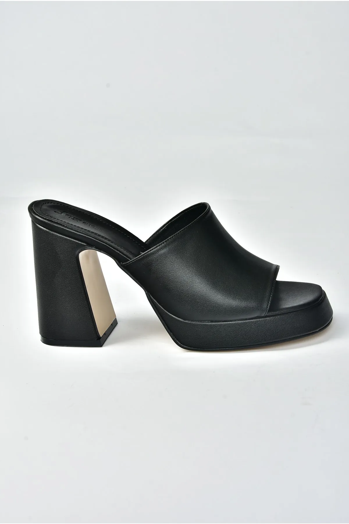 Fox Shoes  Schwarze Damenhausschuhe mit dicken Absätzen M404100409