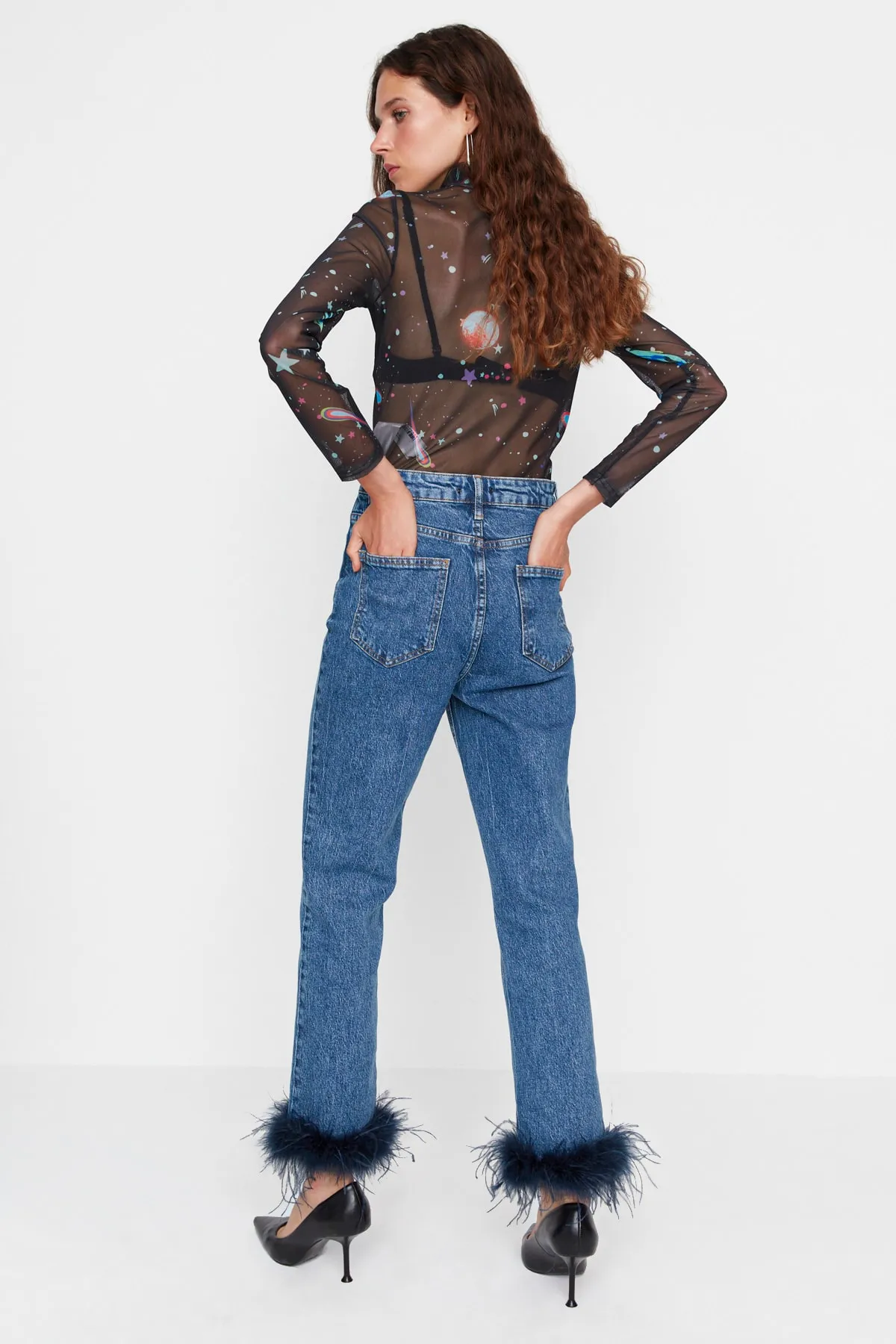 Trendyol Collection  Blaue Jeans mit hoher Taille und geradem Bein und Federn TWOAW23JE00667