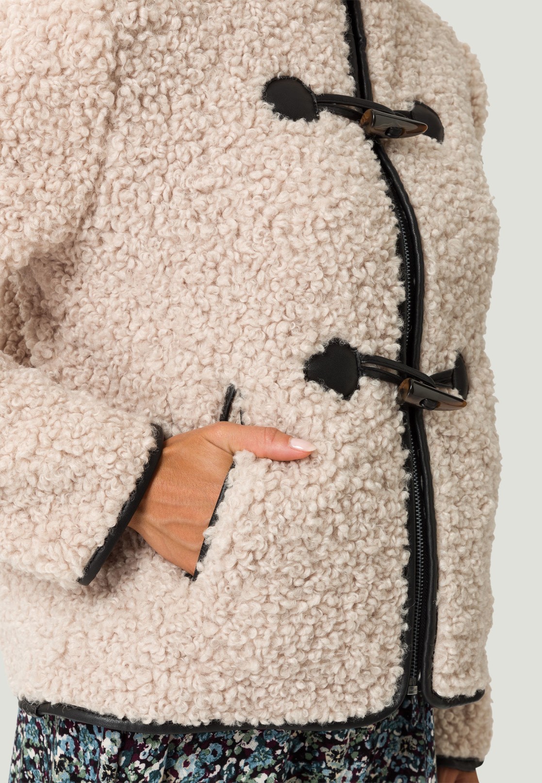 Teddyfelljacke mit Knebelknöpfen
