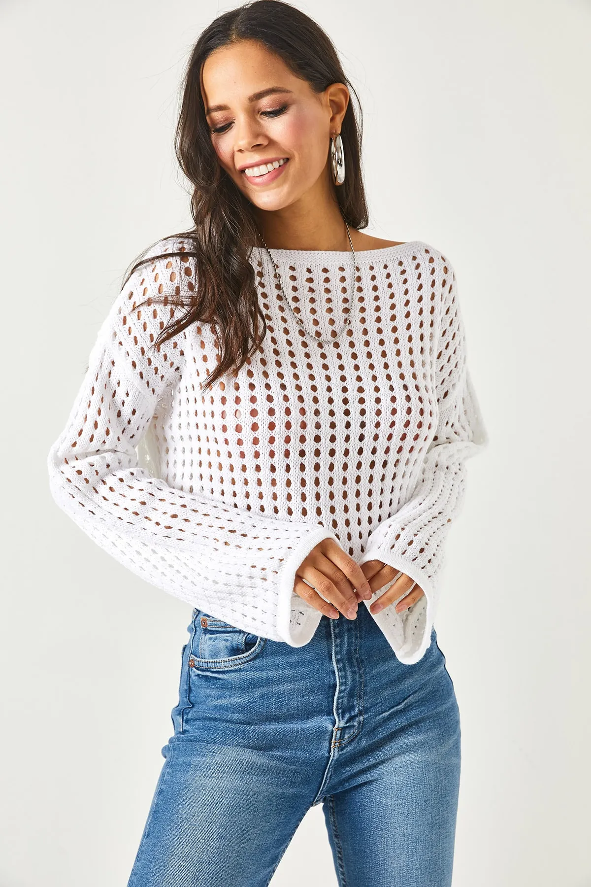 Olalook  Weiße durchbrochene Crop-Strickbluse mit spanischen Ärmeln für Damen BLZ-19002176