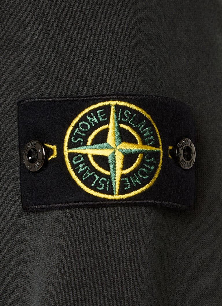 Hanorac Stone Island 65241 cu logo și buzunare laterale.