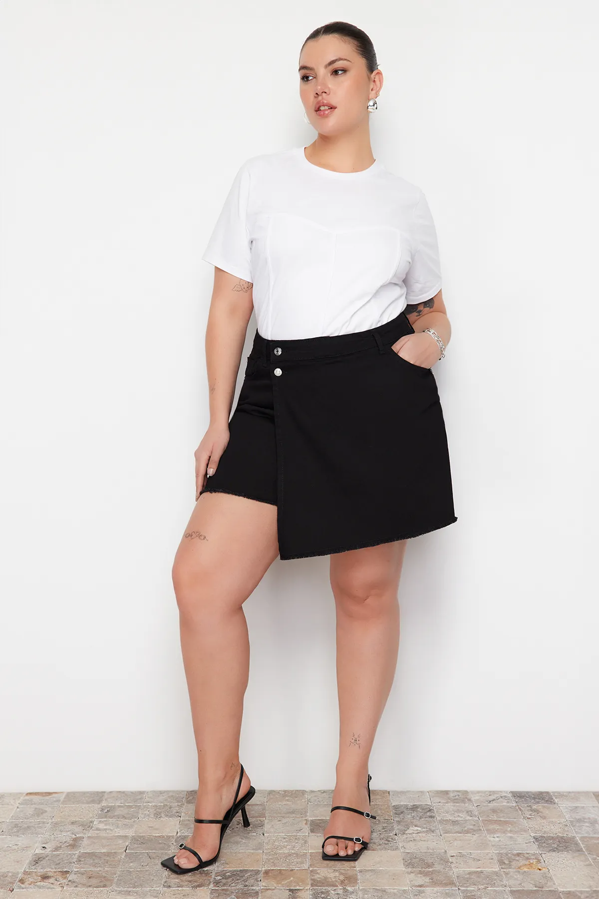 Trendyol Curve  Schwarzer Shorts-Rock mit hohem Bund und Quasten und Quasten TBBSS23AP00008