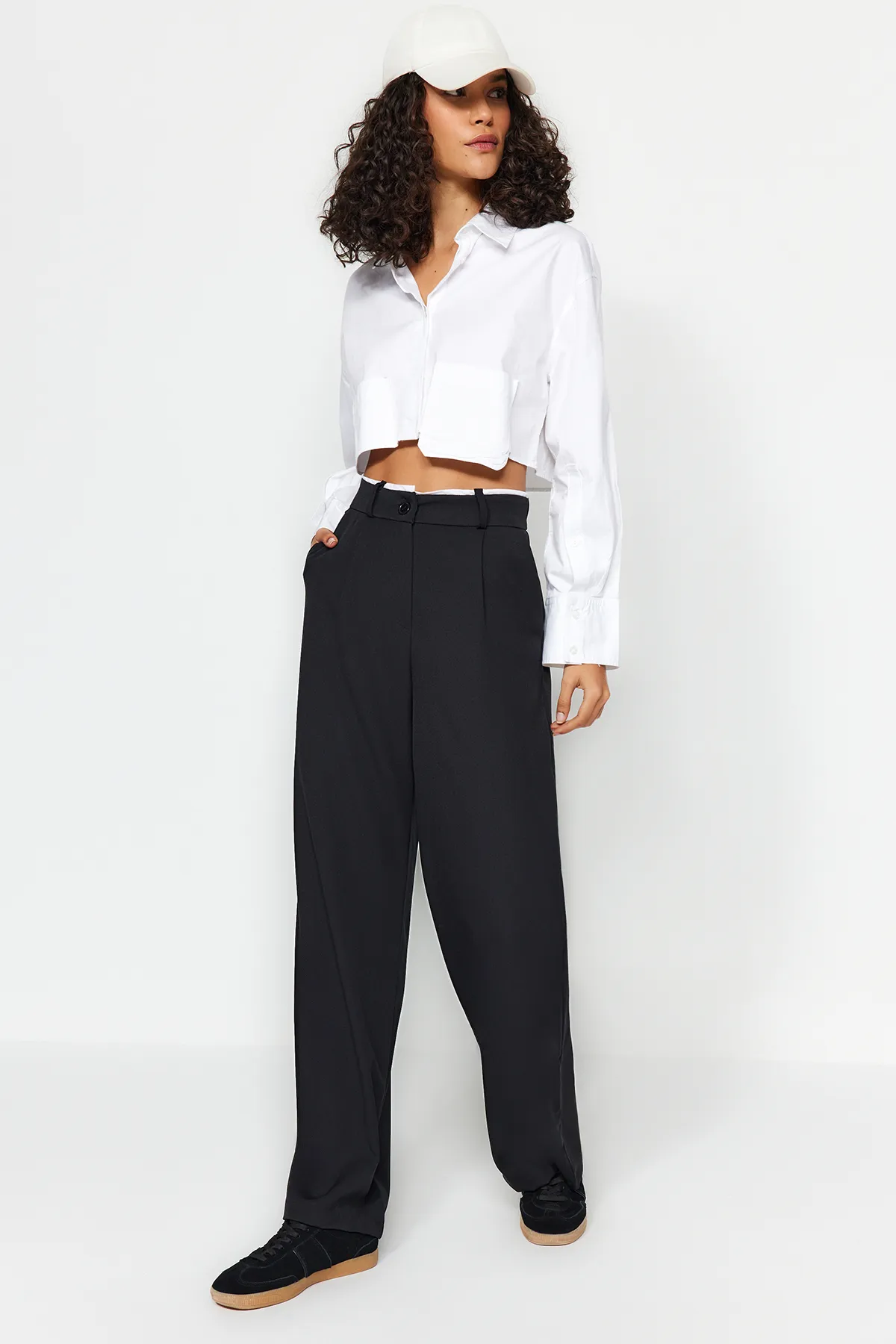 Trendyol Collection  Schwarze Webhose mit weitem Bein und Gürteldetail TWOAW24PL00341