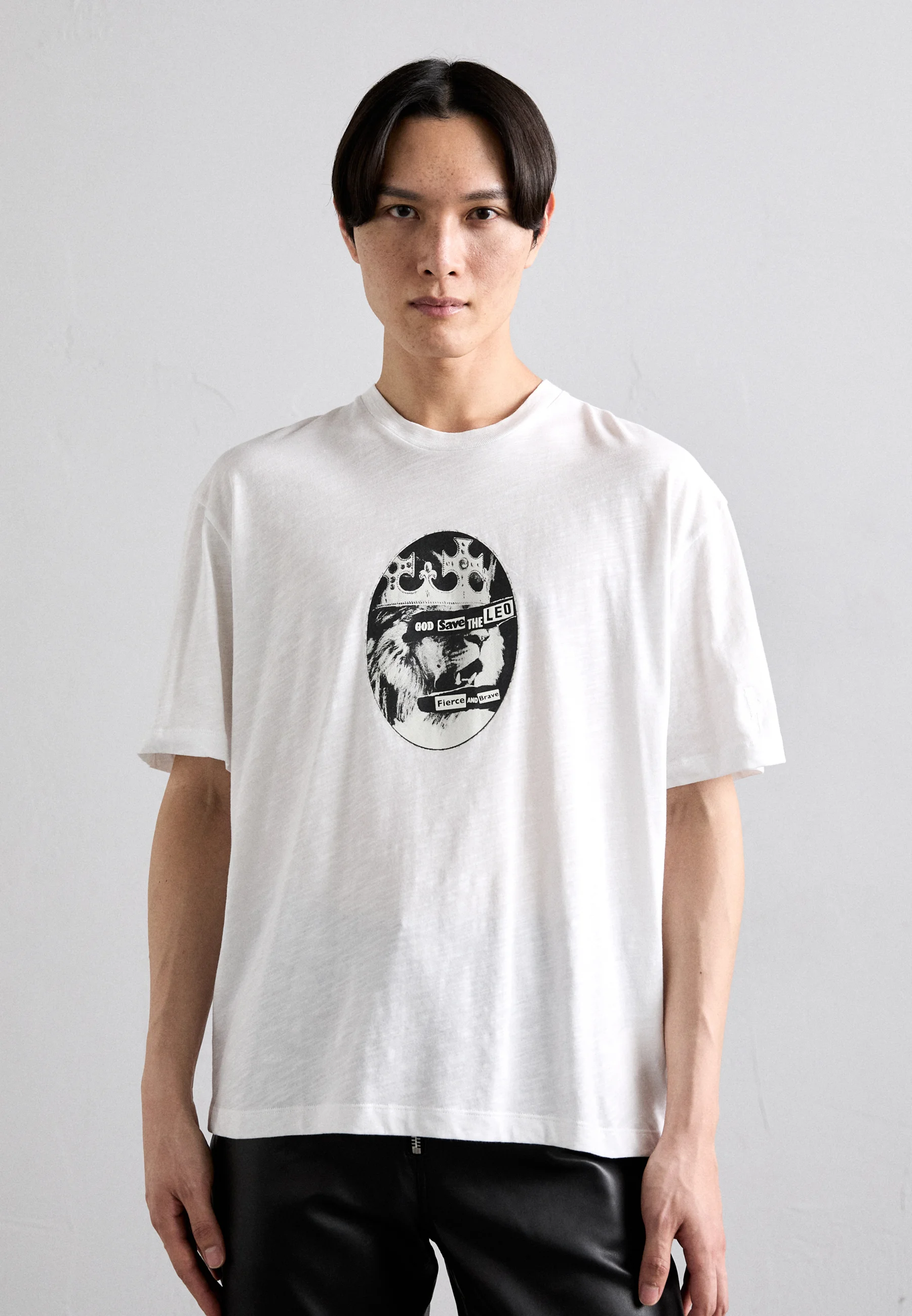 Neil Barrett BANDA DE ROCK CON HOMBROS CAÍDOS ZODIAC LEON - Camiseta con estampado