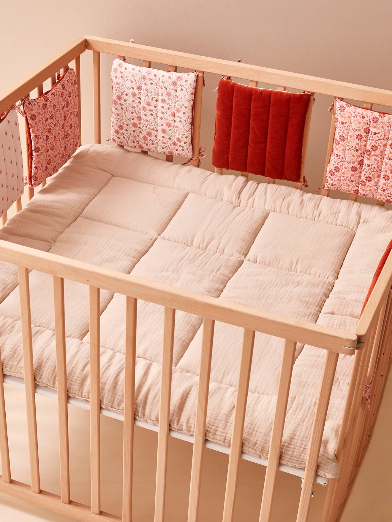 Vertbaudet Baby Bettumrandung/Laufgitter-Polster HIPPIE VINTAGE - rosa bedruckt