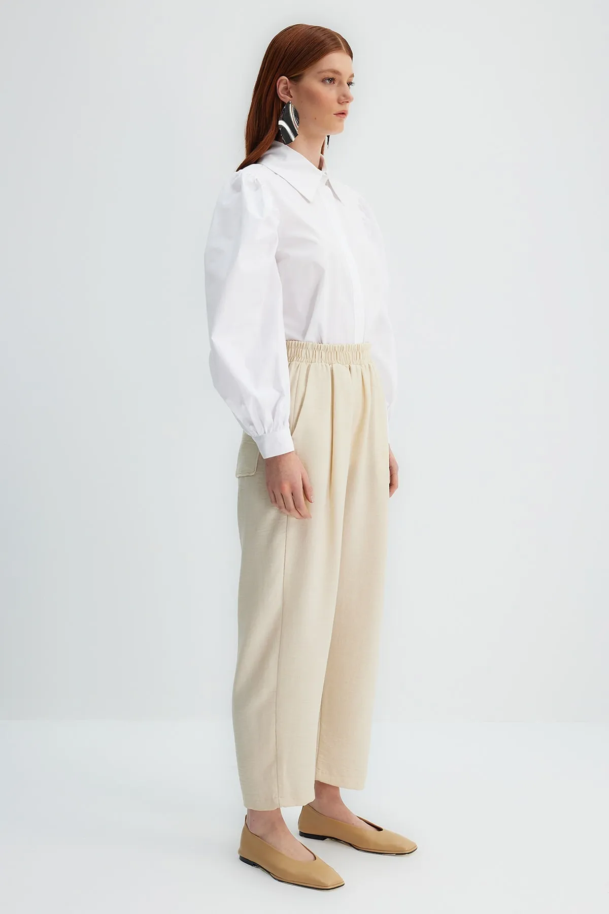 Trendyol Modest  X Kevser Sarıoğlu Beige gewebte Hose mit elastischem Bund TCLSS23TP00007